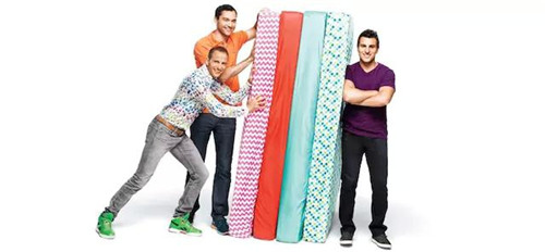 Airbnb 公司的三位創(chuàng)始人，以及他們最早的 Airbed