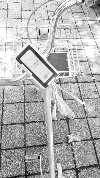 車把中間有手機(jī)充電支架，下方連接著3根充電線。
