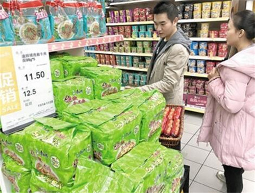 市民在超市內購買方便面。