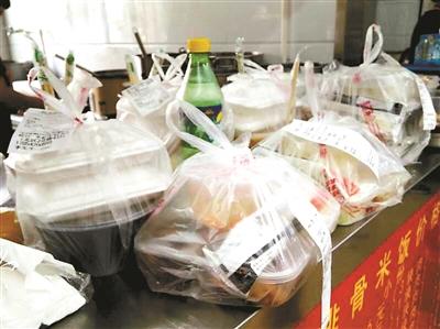 一餐館的“飯口”時段，等待“出發(fā)”的外賣擺滿案臺