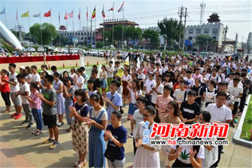 此次儀式中，雙匯集團(tuán)漯河總部共有210名員成為第一批“金秋獎學(xué)”的獲得者。