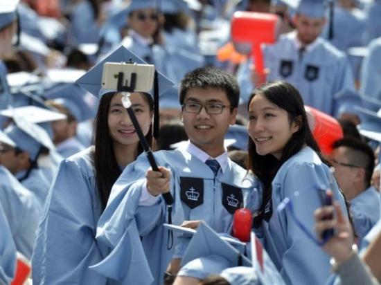 2015年5月20日，幾名中國留學(xué)生在美國哥倫比亞大學(xué)第261屆畢業(yè)典禮上自拍。約15000名畢業(yè)生參加了當(dāng)天的儀式，其中包括近600名中國學(xué)生。新華社記者王雷攝