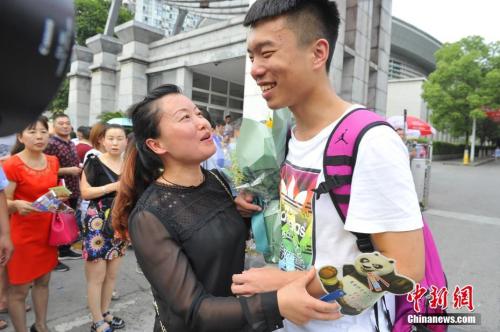 資料圖：家長給考生送上鮮花。王康明 攝