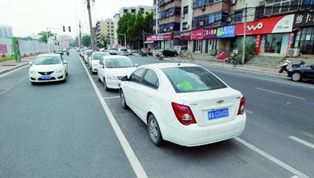 來(lái)看鄭州首創(chuàng)“內(nèi)嵌式”停車位長(zhǎng)啥樣？