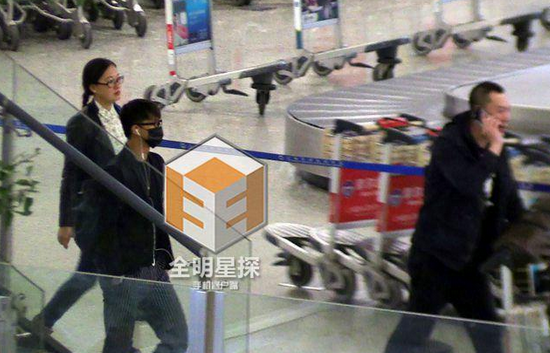 韓庚現(xiàn)身機場。