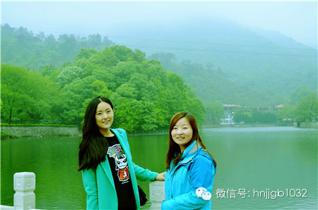 奧斯卡汽車影城的美女和這個風景融入的真好啊，有木有？！