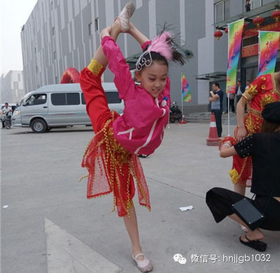 先練練功，為一會(huì)兒的演出做準(zhǔn)備