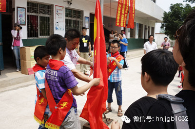 在莊嚴(yán)肅穆的國歌聲中，五星紅旗冉冉升起。學(xué)校的全體師生、愛心車隊的全體成員，共同經(jīng)歷了一次特殊的升旗