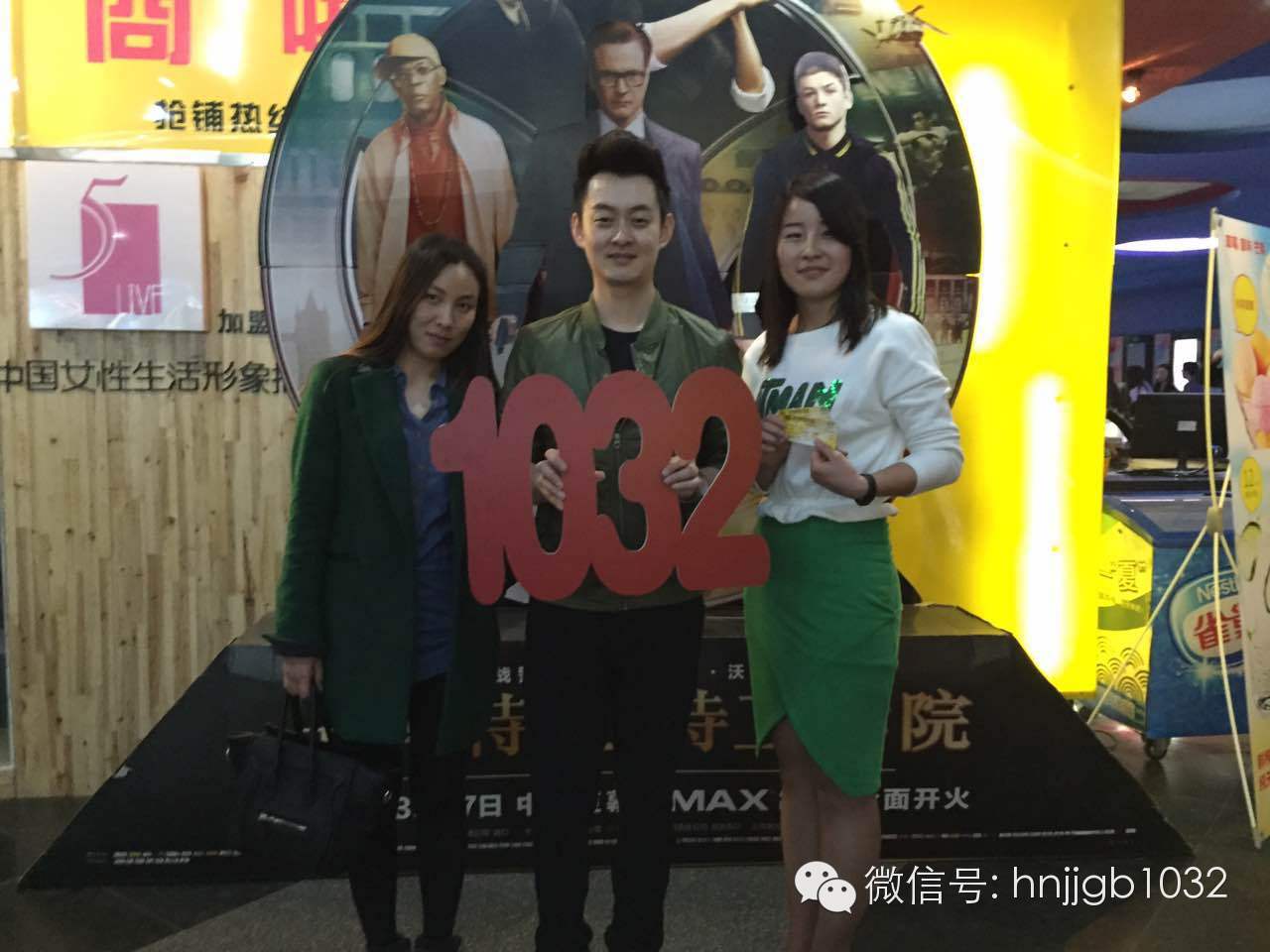 傳說中的Johnny終于現(xiàn)身啦！還是美女魅力大哦。帥哥美女好養(yǎng)眼，小編忍不住要多看幾眼呢。
