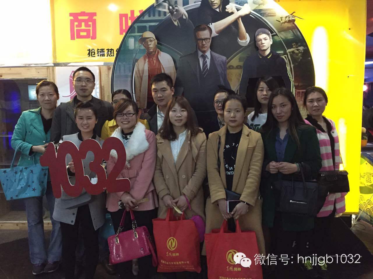來個(gè)合影，1032的聽眾棒棒噠，個(gè)個(gè)都準(zhǔn)時(shí)到達(dá)了集合地點(diǎn)。Johnny表示很欣慰??！