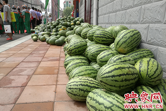 經(jīng)濟(jì)廣播工作人員和愛心企業(yè)給正在忙碌的環(huán)衛(wèi)工人、交警等送去一萬六千多斤西瓜和近百提礦泉水。