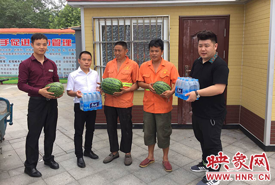 經(jīng)濟(jì)廣播工作人員和愛心企業(yè)給正在忙碌的環(huán)衛(wèi)工人、交警和協(xié)警等送去了一萬六千多斤西瓜和近百提礦泉水。