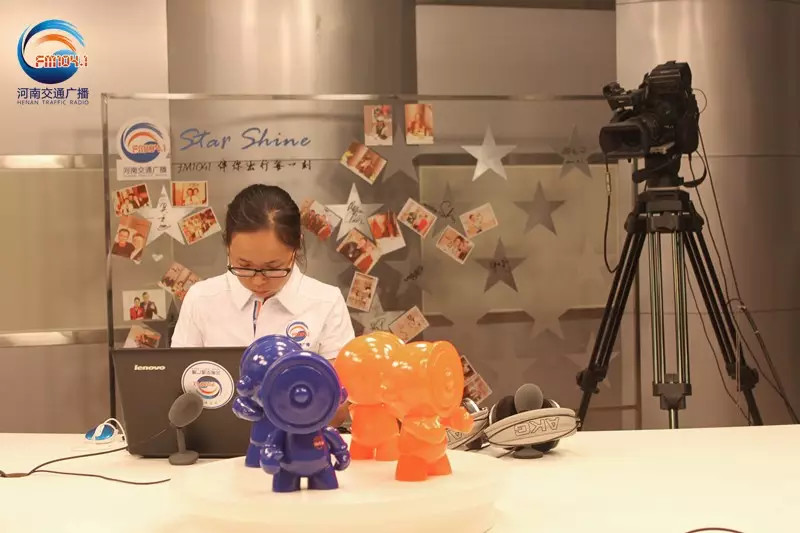 還是抽獎的姑娘比較認真！為保證抽獎的公平公正，映象網(wǎng)進行了全程視頻直播。