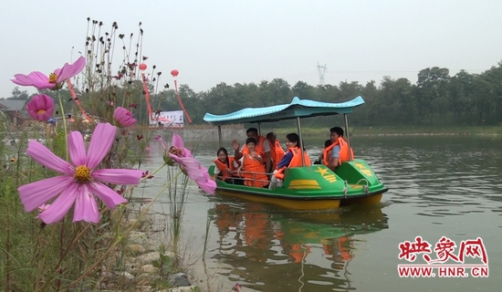 在水云間乘船游園，愜意無限