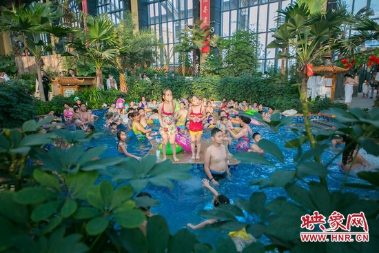 又開始過夏天的孩子們，在溫潤的泉水里放任天性。