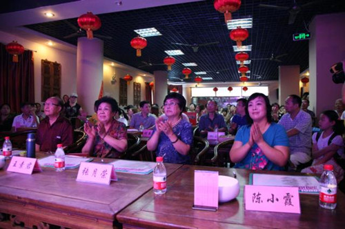 我省著名豫劇表演藝術家素君（左2）、常香玉弟子、國家一級演員張月榮（右2）
