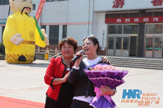 長壽山景區(qū)董事長、總經(jīng)理孫春花與主持人周迪