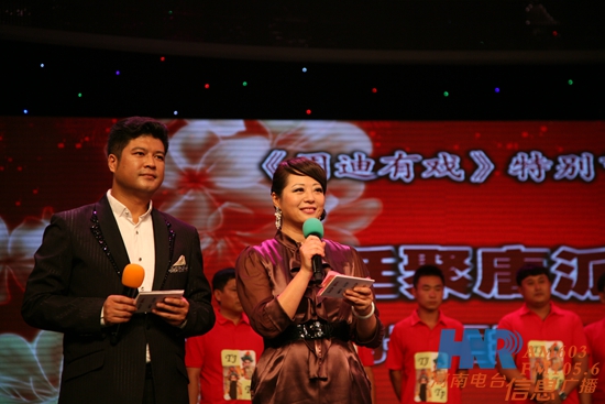 《周迪有戲》主持人周迪、鄭州電視臺(tái)文體頻道主持人劉冰（左）