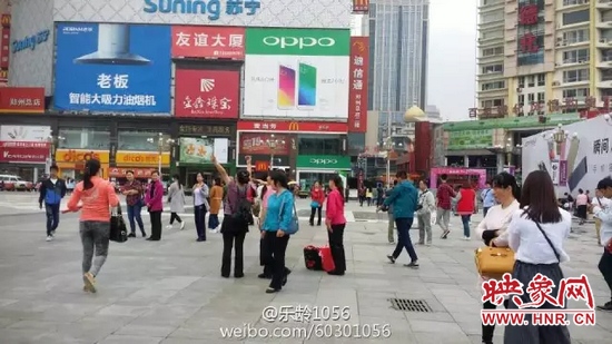 他們從四面八方匯集到二七塔下，由行走路人一下變成了一支舞蹈隊(duì)，跳起了節(jié)奏歡快、時(shí)尚動(dòng)感的舞蹈。