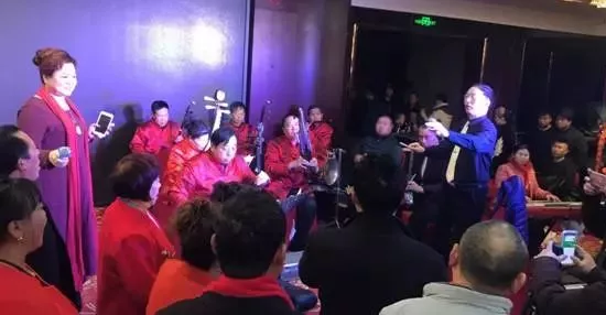 現(xiàn)場的樂隊(duì)老師也是咱的戲迷朋友，為了周迪的見面會今天累也開心