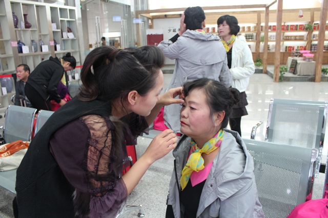 活動開始前，教育廣播女主播幫參與活動演出的老人化妝