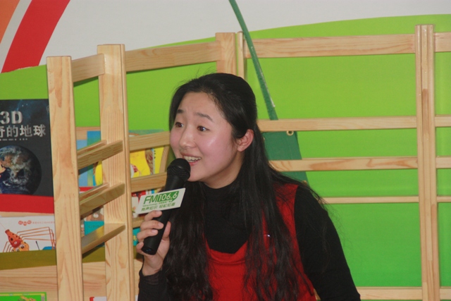 女主播“卷卷貓”親臨現(xiàn)場，繪聲繪色為孩子們講故事