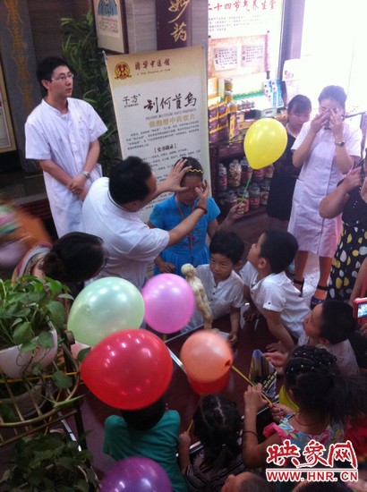 活動開始了，濟華中醫(yī)館的保健按摩專家李老師為大家講解如何有效預(yù)防青少年近視。
