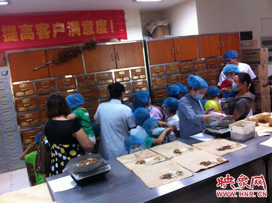 　　接下來，要進入到有中醫(yī)“博物館”之稱的中藥房去探秘啦！藥房那些小抽屜里面裝的是什么？孩子們很好奇