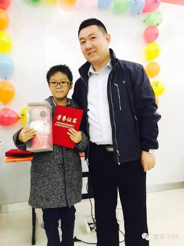 我是小小銀行家，來跟行長合個影哦