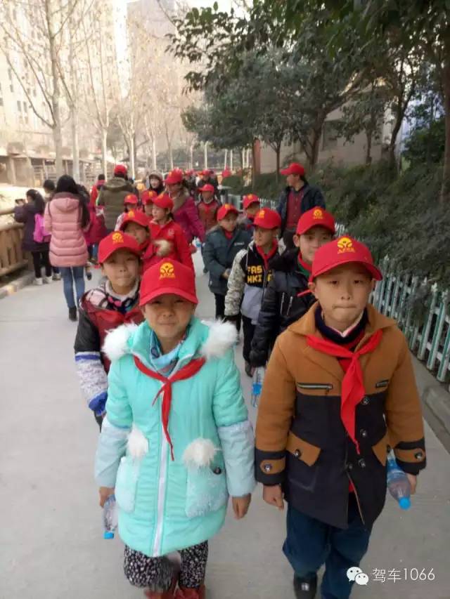 脖子上戴著紅領(lǐng)巾，頭上頂著小紅帽，排著整齊的隊(duì)伍——出發(fā)！