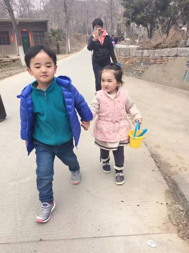 哥哥帶著妹妹跑著去植樹！