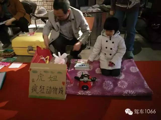 這位小老板的攤位擺的有模有樣的，不過旁邊這位酷爸怎么這么眼熟？