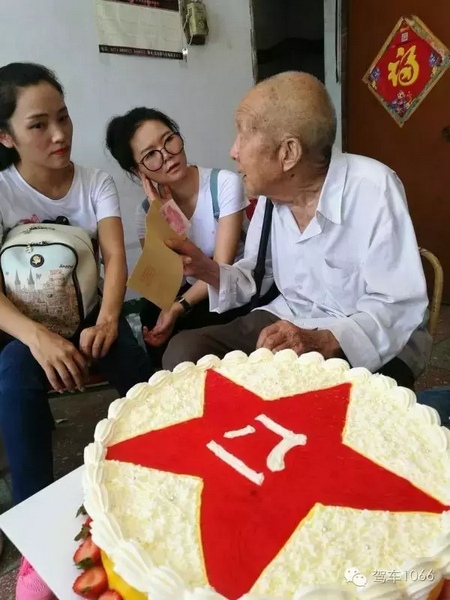 二姐們認(rèn)真聽(tīng)老兵講抗戰(zhàn)的故事，老人年事已高，記憶都是轟炸！轟炸！轟炸！