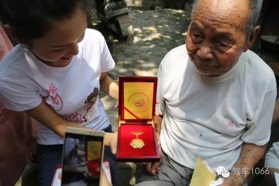 老兵聽(tīng)不到我們?cè)谡f(shuō)什么，今年98了。