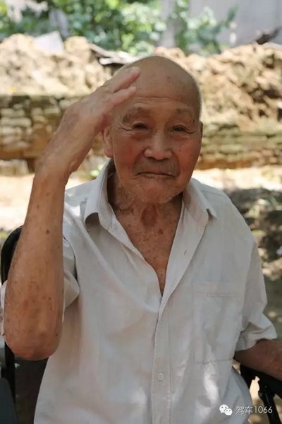 老兵身子骨不行了，九十多歲了……也許軍禮不那么標(biāo)準(zhǔn)了，但是這一幕還是感動(dòng)到了我們……