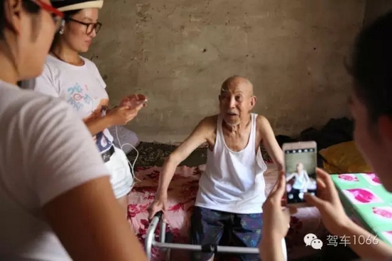 老兵老兵，你的勛章呢，國(guó)家給你的那個(gè)？