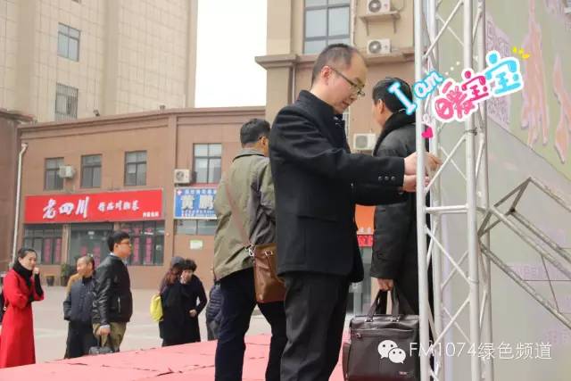 寒江副總監(jiān)親力親為，事無巨細(xì)。偶像真是暖暖惹人愛呢！