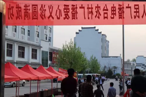 在大家的齊心努力下，終于在天黑前將第二天義診活動場地搭建好了。