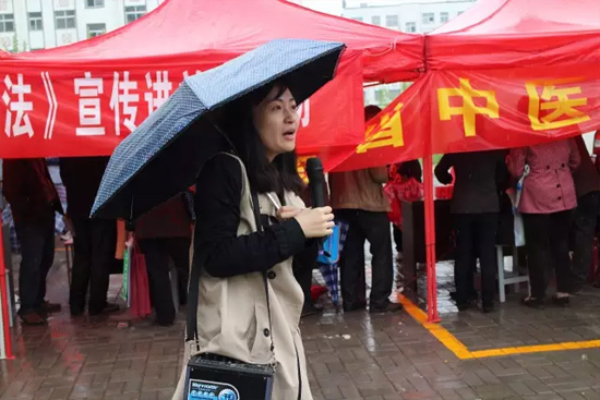 《健康河南》主播柳青也一直在雨中，不畏寒冷，引導(dǎo)大家排隊(duì)掛號，指路，排憂解難……