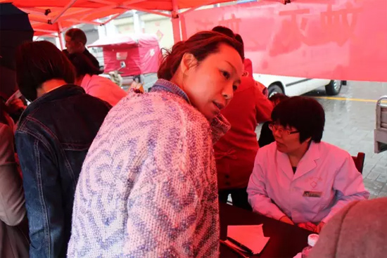 了解到有老人看病不方便，河南電臺1074綠色頻道活動小組欒老師將醫(yī)生請到老人身邊，親自為她診斷。