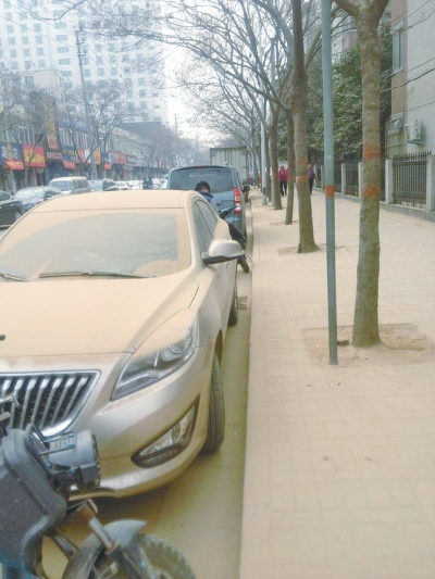 馬路灰頭土臉，停在路邊的車(chē)也蒙塵。