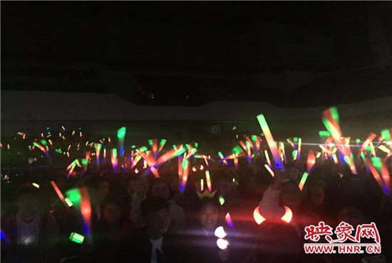 當(dāng)晚現(xiàn)場(chǎng)約2500個(gè)座位全場(chǎng)爆滿，還有全國(guó)各地歌迷會(huì)趕來(lái)的歌迷們。