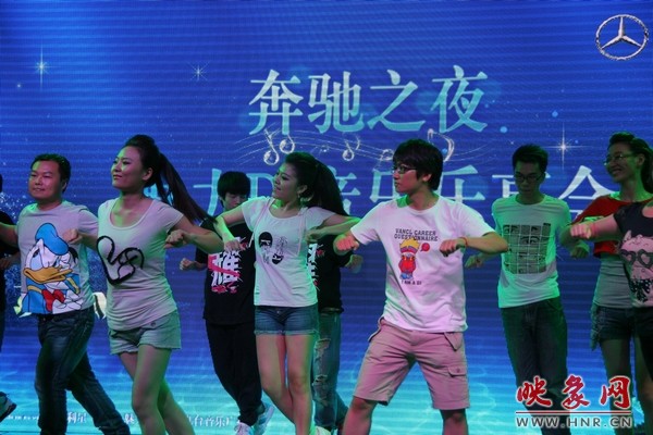 熱情洋溢的開(kāi)場(chǎng)舞，DJ們?nèi)硇耐度? complete=