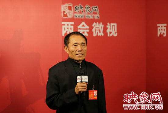 3月4日，全國人大代表、濮陽縣西辛莊村支部書記李連成在映象網(wǎng)全國兩會北京演播室做客《兩會微視》訪談。