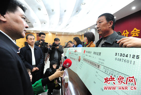 最高人民法院執(zhí)行局局長劉貴祥、河南省高級人民法院院長張立勇親手為申請執(zhí)行人員發(fā)放執(zhí)行款