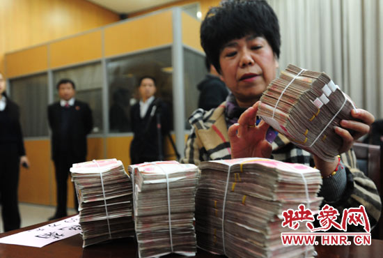 當(dāng)天共發(fā)放執(zhí)行款4110萬元。其中，支票4018萬元，現(xiàn)金92萬元。