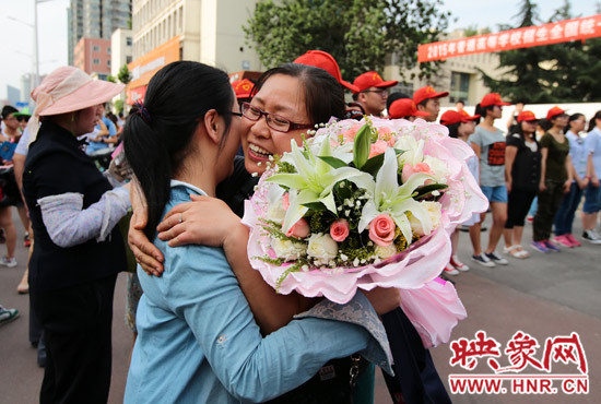 考試結(jié)束，考生與家長(zhǎng)深情的擁抱