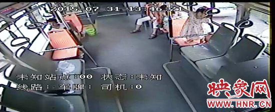 家長放任小孩在車廂內(nèi)玩耍，甚至站到座椅上。