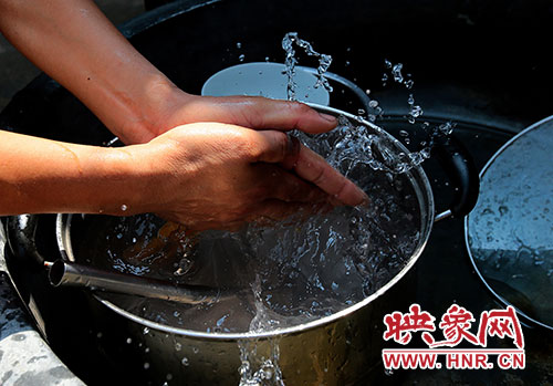 洗碗洗菜對(duì)于雙眼失明的張國(guó)敬來(lái)說(shuō)，需要比常人花上更多的時(shí)間。