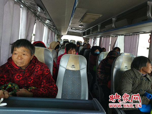 警方調(diào)來車輛，將超載人員轉(zhuǎn)運走